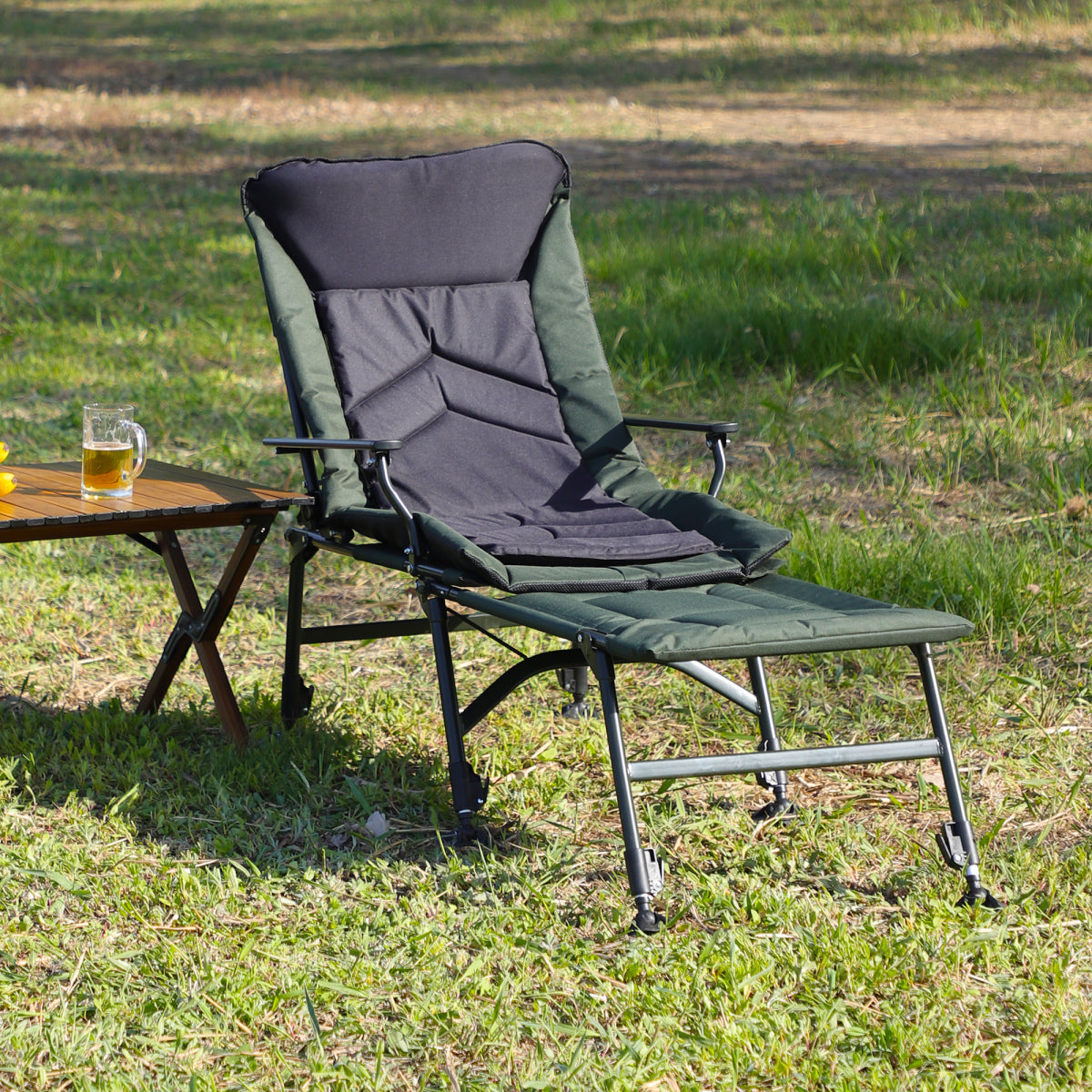 Camping Lounge Chair with Detachable Footrest, Portable Folding Reclining Camping Chair with Adjustable backrest for Indoor and Outdoor Camping Beach Hiking Fishing, Green+black    RR