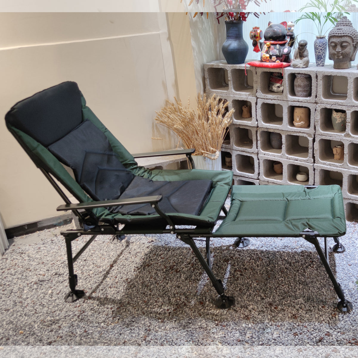Camping Lounge Chair with Detachable Footrest, Portable Folding Reclining Camping Chair with Adjustable backrest for Indoor and Outdoor Camping Beach Hiking Fishing, Green+black    RR