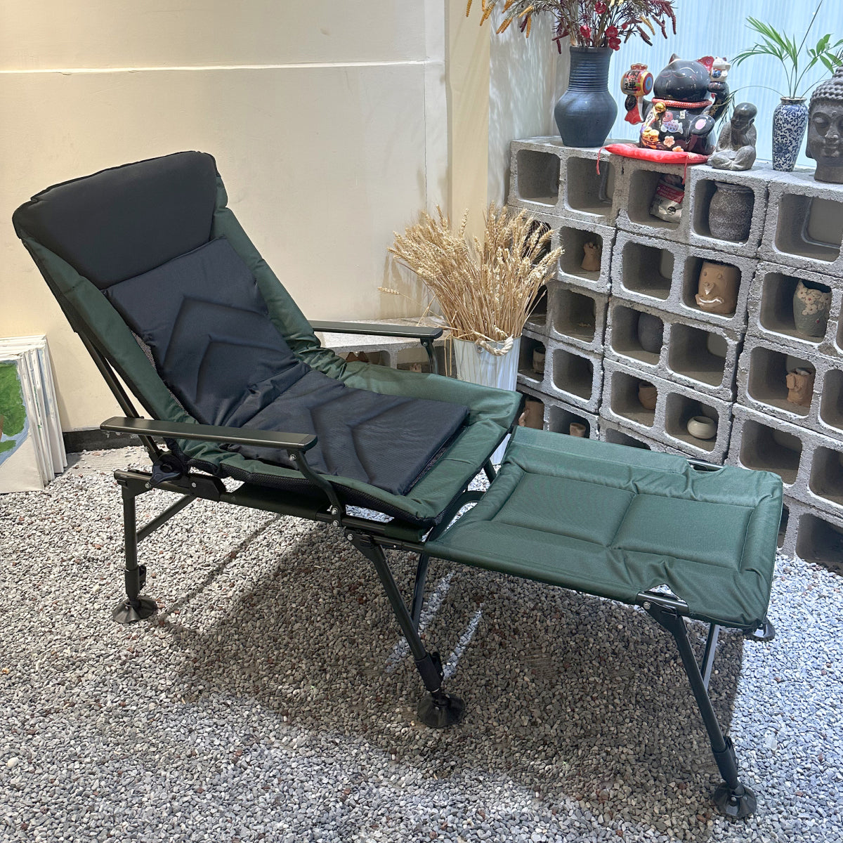 Camping Lounge Chair with Detachable Footrest, Portable Folding Reclining Camping Chair with Adjustable backrest for Indoor and Outdoor Camping Beach Hiking Fishing, Green+black    RR