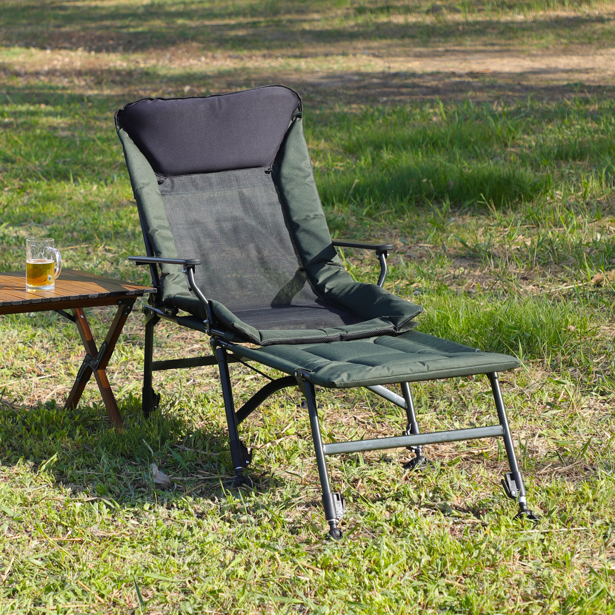 Camping Lounge Chair with Detachable Footrest, Portable Folding Reclining Camping Chair with Adjustable backrest for Indoor and Outdoor Camping Beach Hiking Fishing, Green+black    RR