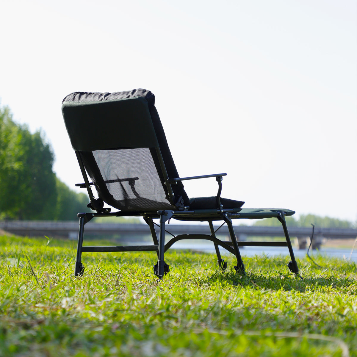 Camping Lounge Chair with Detachable Footrest, Portable Folding Reclining Camping Chair with Adjustable backrest for Indoor and Outdoor Camping Beach Hiking Fishing, Green+black    RR
